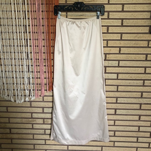 70's Nude/Beige 3/4 Length Slip - Nude Slip - Size 6 -Beige Slip - Straight Slip - Picture 1 of 10